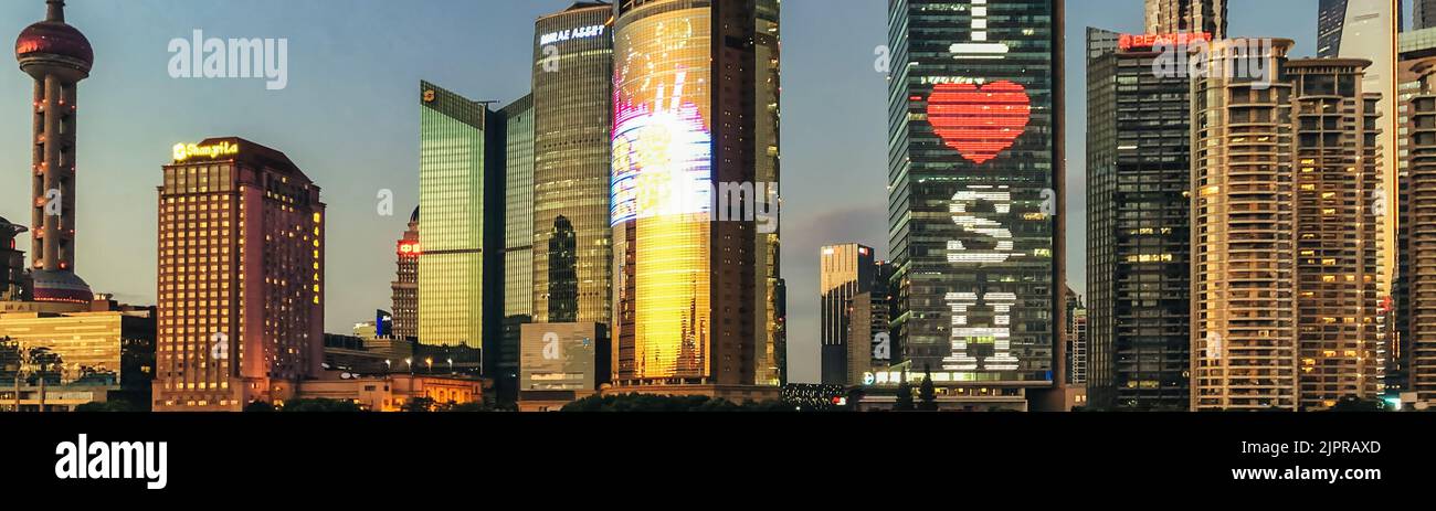 Paysage urbain du quartier central de Pudong à Shanghai et centre financier de la Chine - écrit sur l'un des gratte-ciel l'expression I Love Shanghai Banque D'Images