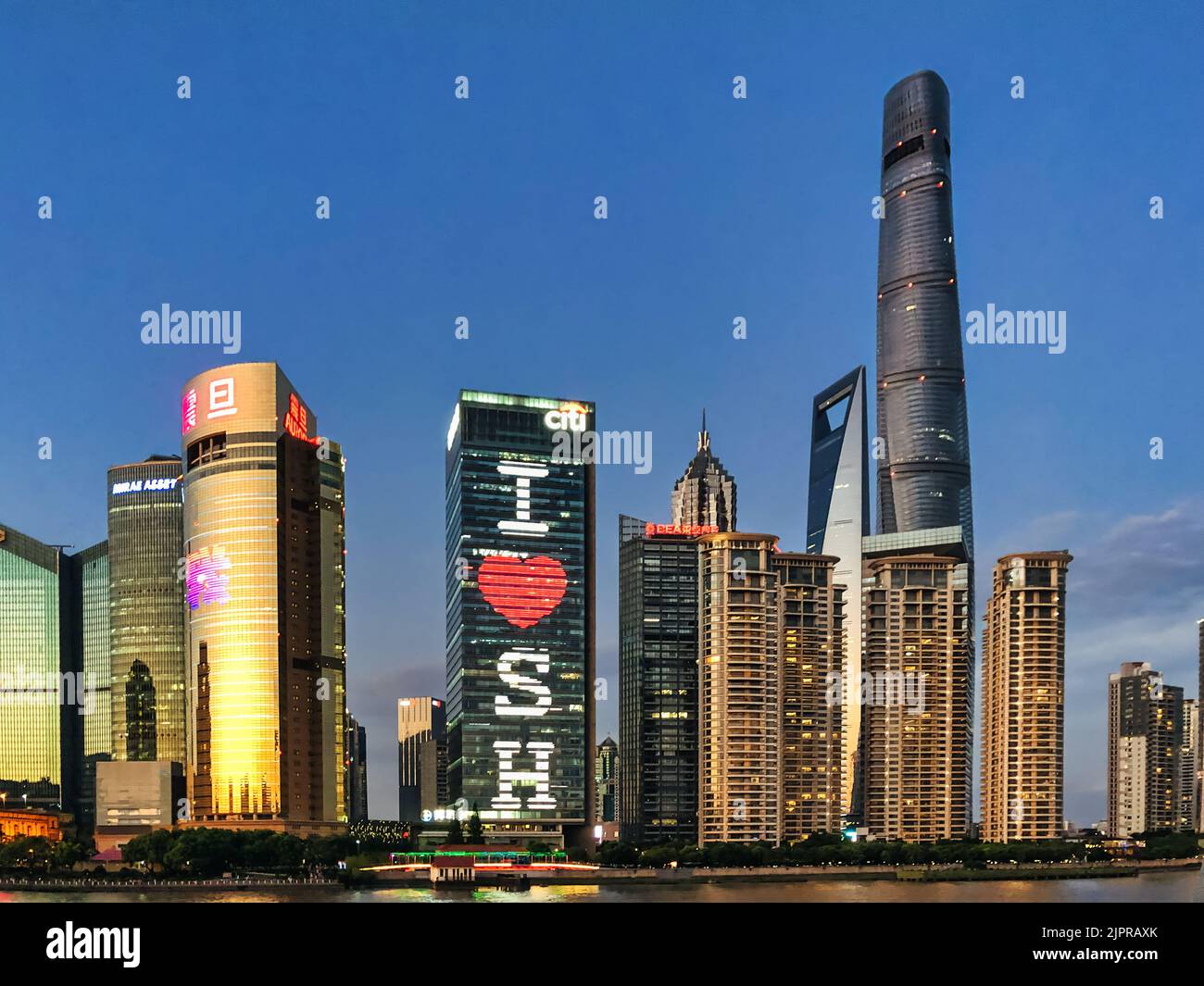 Paysage urbain du quartier central de Pudong à Shanghai et centre financier de la Chine - écrit sur l'un des gratte-ciel l'expression I Love Shanghai Banque D'Images