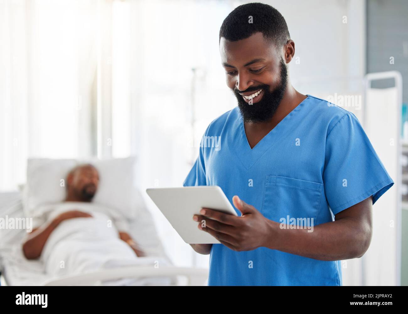 Un chirurgien souriant lisant un e-mail sur la santé des patients et le plan d'assurance dans un hôpital. Découverte, innovation et percée médicale avec Happy Black Banque D'Images