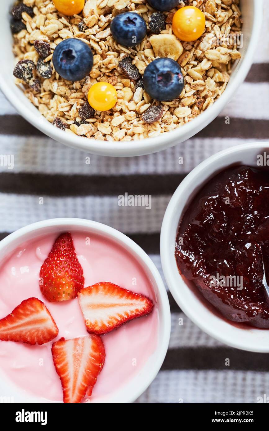 Bon petit déjeuner, super journée. Photo en grand angle du petit déjeuner sur une table à l'intérieur. Banque D'Images