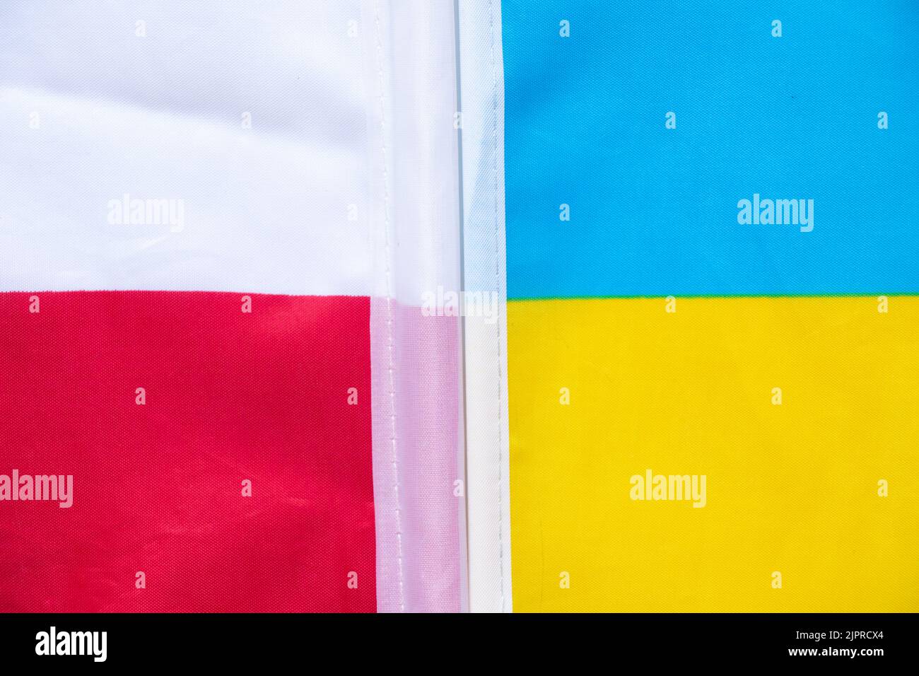 Le drapeau de la Pologne et le drapeau de l'Ukraine comme toile de fond, une alliance entre les deux pays pendant la guerre en Ukraine Banque D'Images
