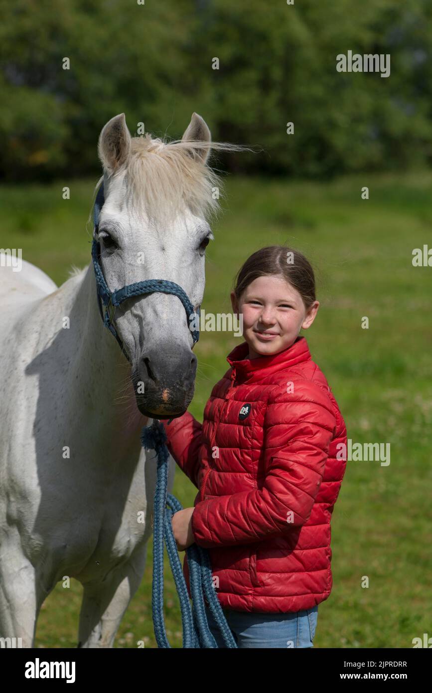 Fille avec son cheval, Mecklembourg-Poméranie occidentale, Allemagne Banque D'Images