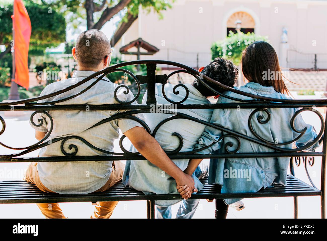 Couple infidèle tenant les mains sur un banc de parc, tricherie petite amie avec son petit ami tenant la main d'un autre homme dans un parc. Concept de triangle d'amour Banque D'Images