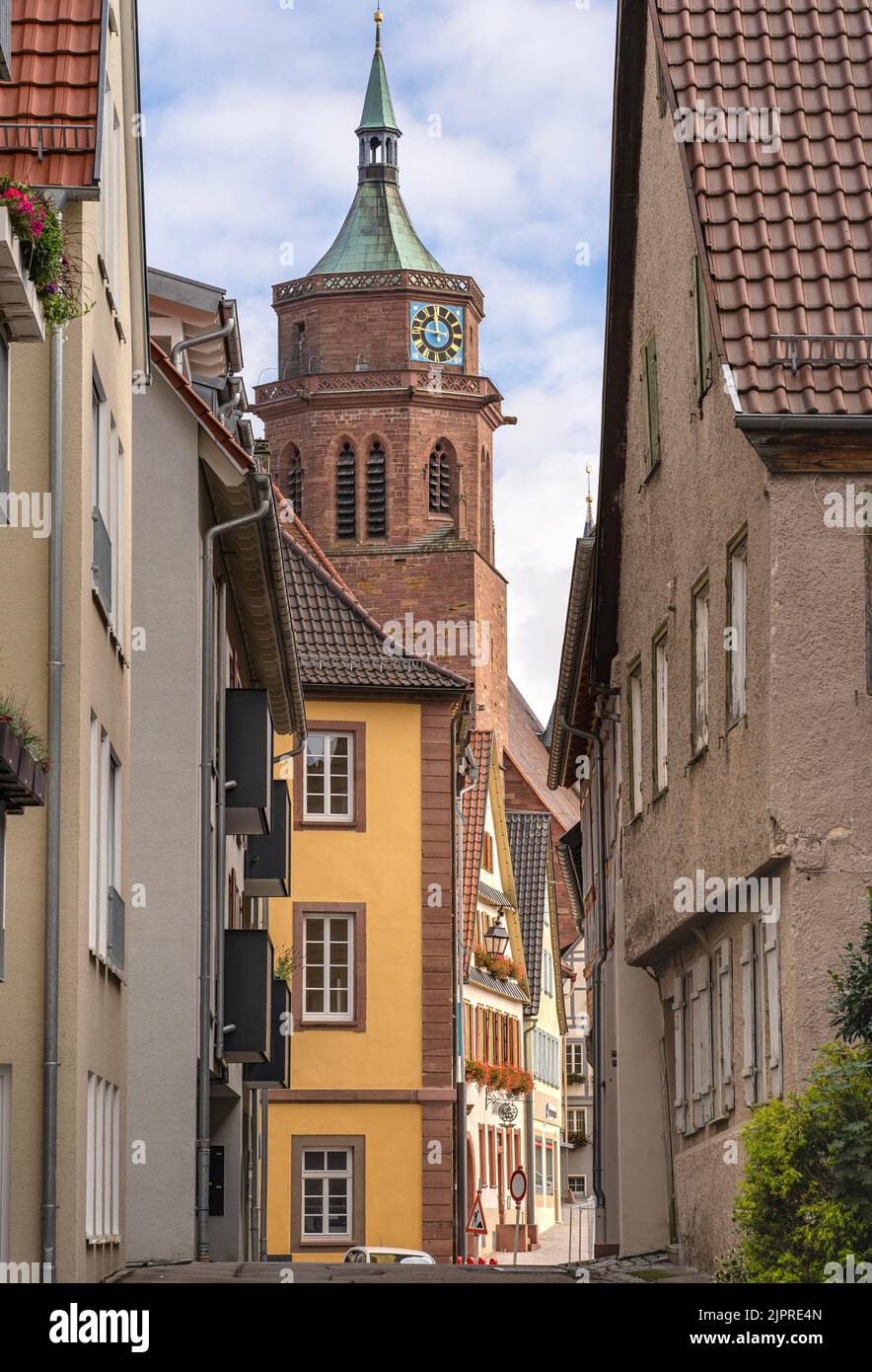 Vue sur le tunnel de l'église par une allée de maisons à colombages, Weil der Stadt, Allemagne Banque D'Images