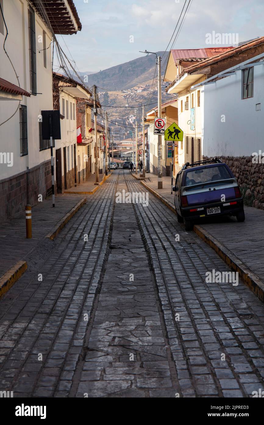 Ruelle étroite, petit taxi, Cusco, Pérou Banque D'Images
