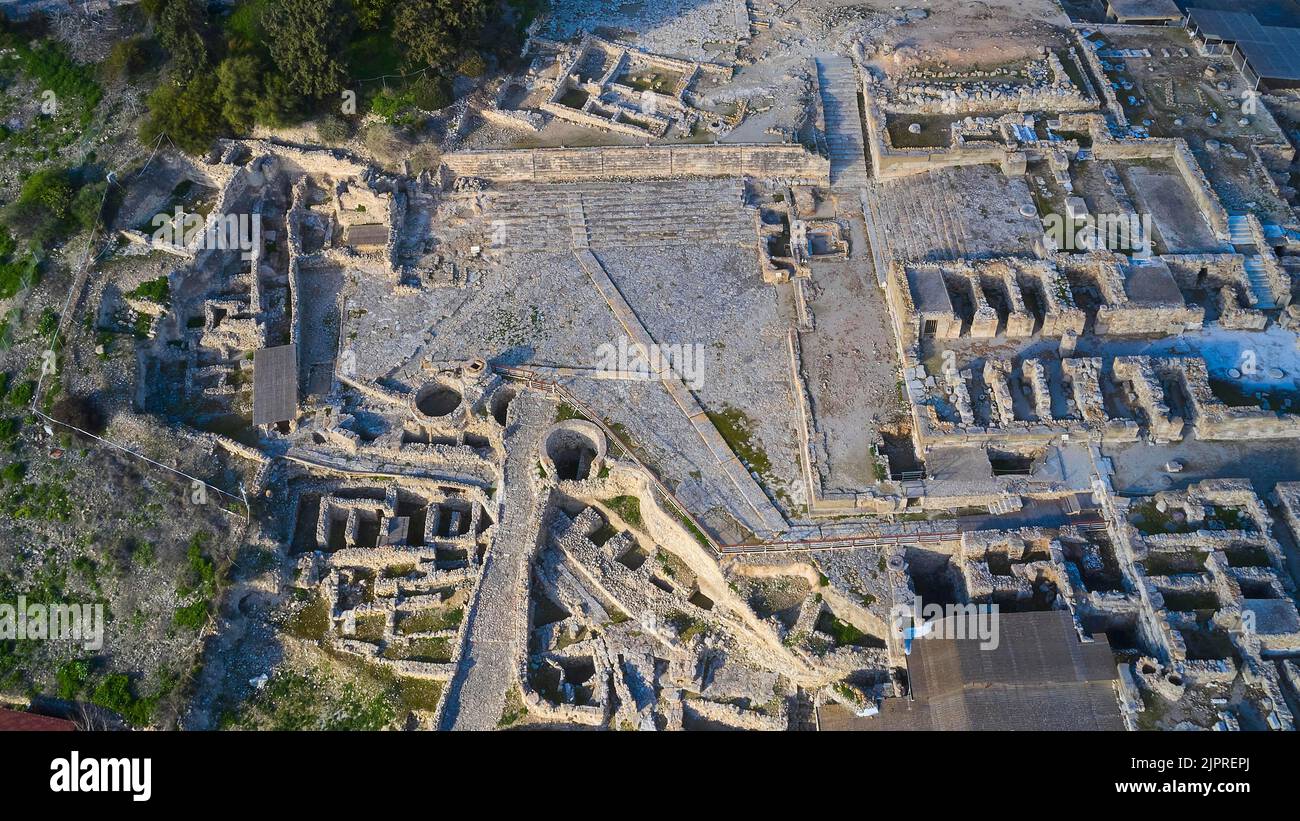 Tir de drone, lumière de l'après-midi, la plupart du palais, Palais minoen de Festos, plaine de Messara, Centre de la Crète, île de Crète, Grèce Banque D'Images