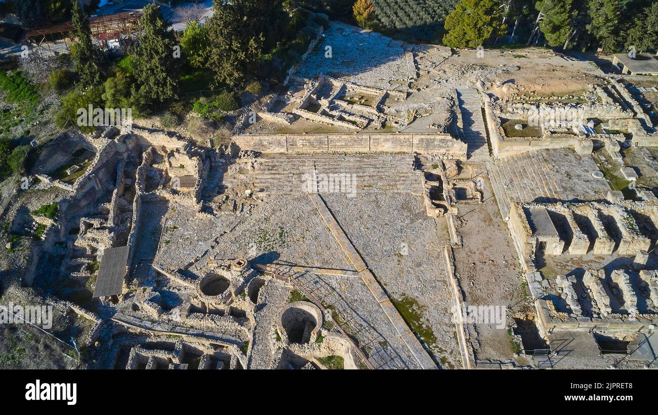 Tir de drone, lumière de l'après-midi, la plupart du palais, Palais minoen de Festos, plaine de Messara, Centre de la Crète, île de Crète, Grèce Banque D'Images