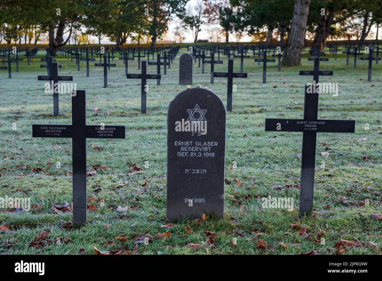 Tombes de soldats allemands juifs et non juifs de la première guerre mondiale, cimetière militaire allemand de Neuville St Vaast, près d'Arras Banque D'Images