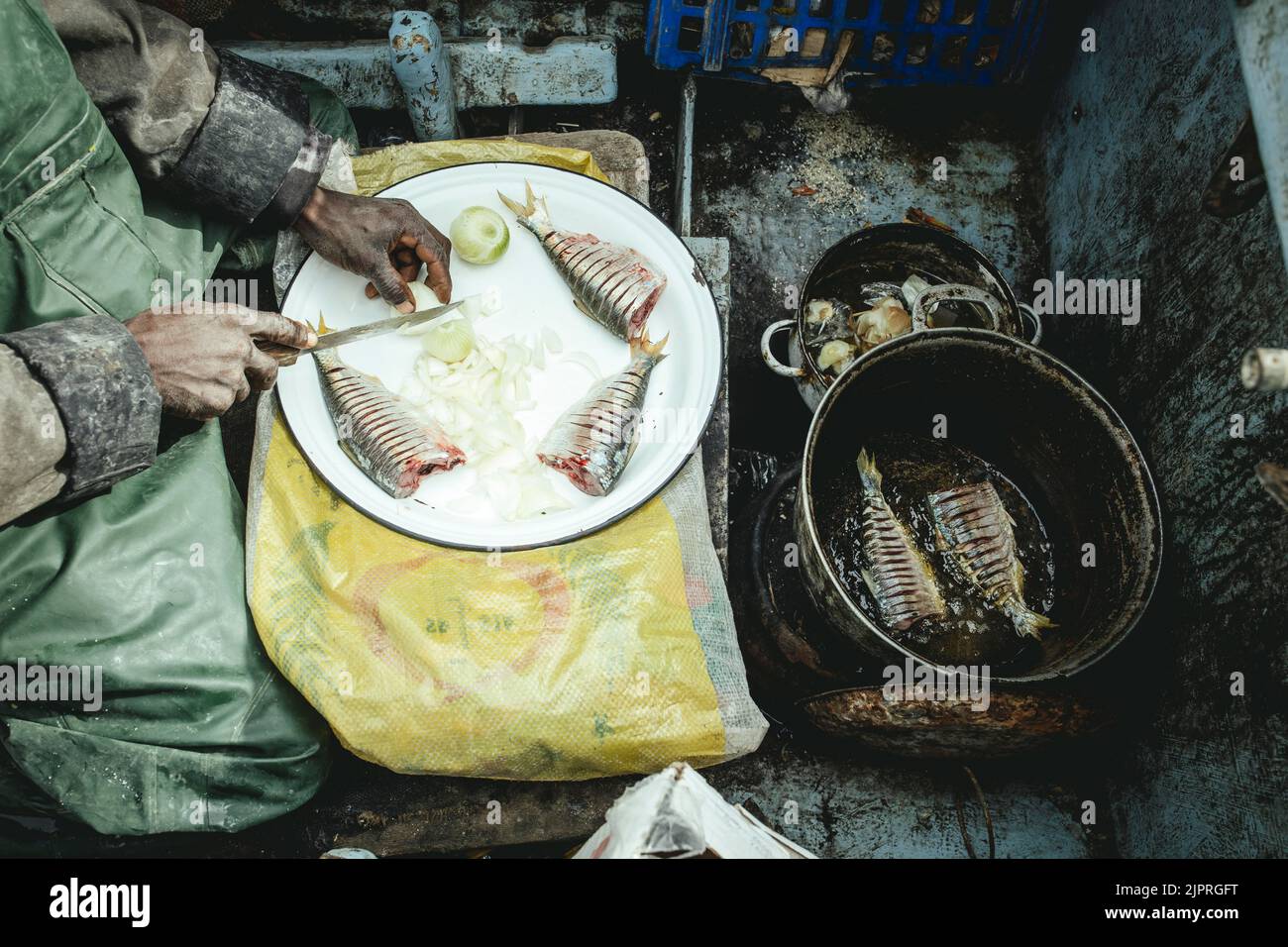 Préparation du repas du matin, sardinella, sur le bateau du pêcheur Ben Abden, village de pêcheurs sur l'océan Atlantique, Nouamghar, Mauritanie Banque D'Images