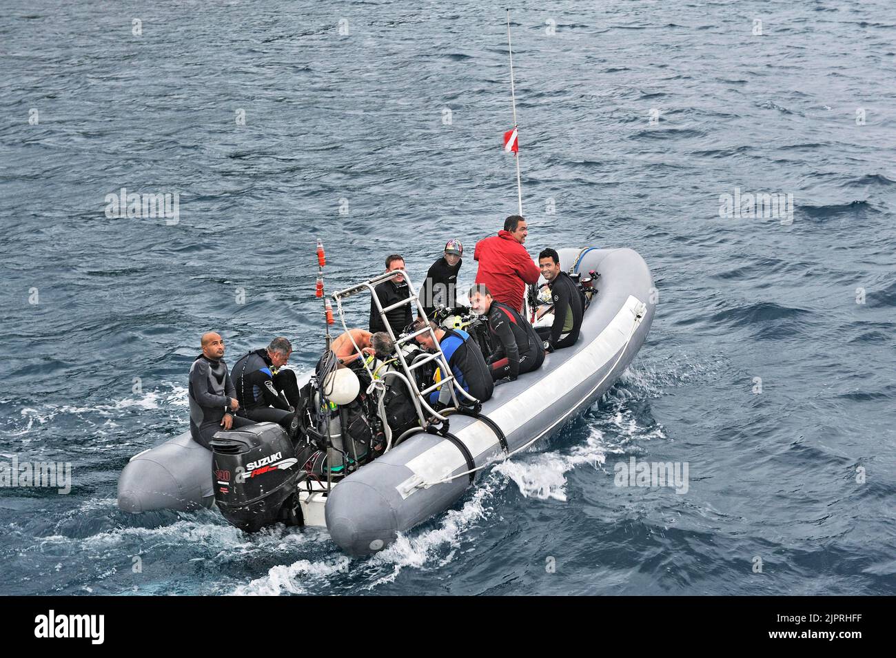 Les plongeurs se rendent sur leur site de plongée dans un bateau gonflable, à bord d'un agresseur Okeanoss, sur l'île de Cocos, au Costa Rica, en Amérique centrale Banque D'Images