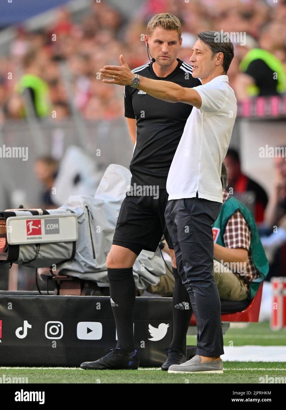 L'entraîneur Niko Kovac VfL Wolfsburg en conversation avec le quatrième arbitre officiel, Timo Gerach, Allianz Arena, Munich, Bavière, Allemagne Banque D'Images