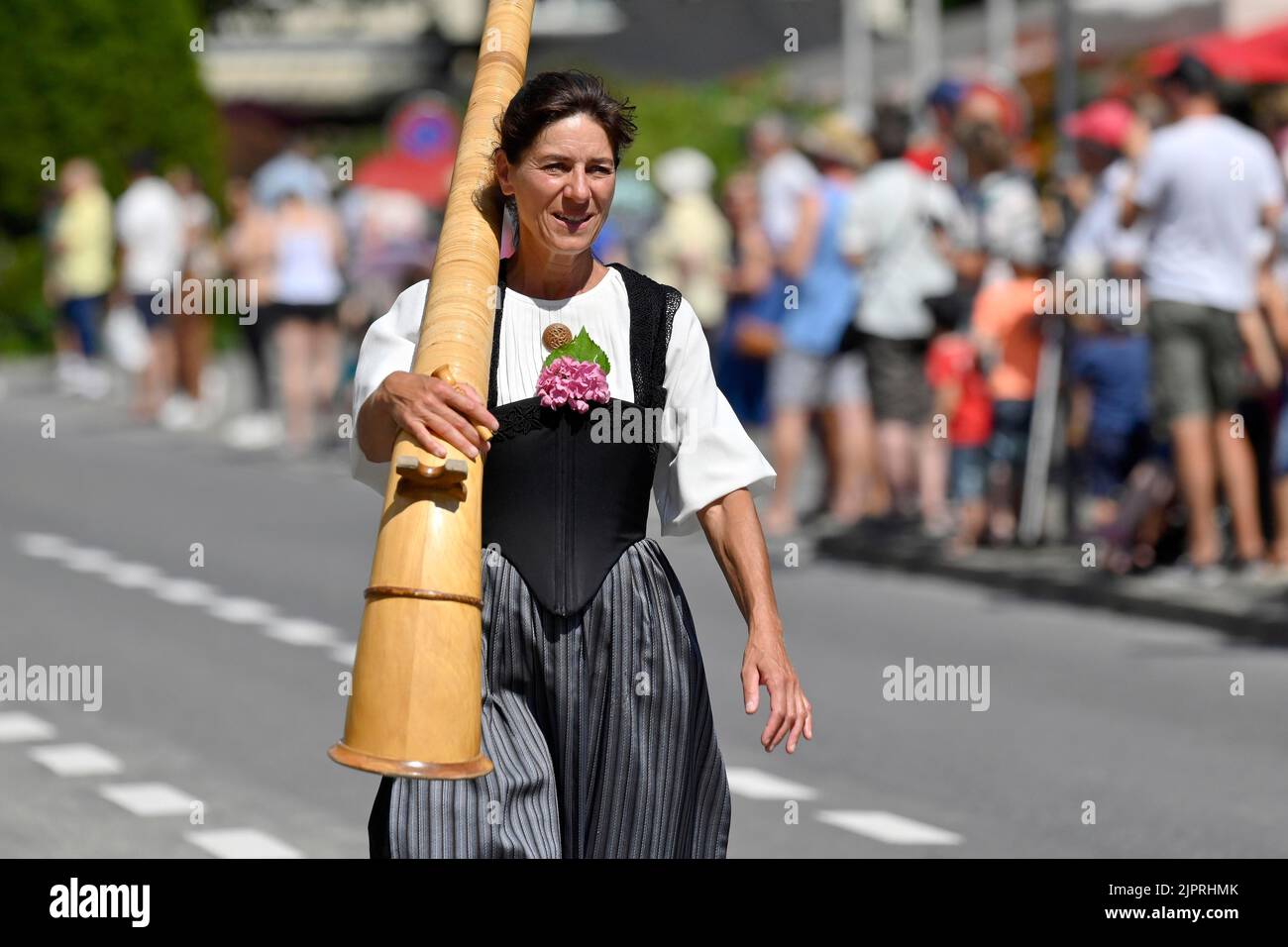 Joueur d'Alphorn, Interlaken, Suisse Banque D'Images