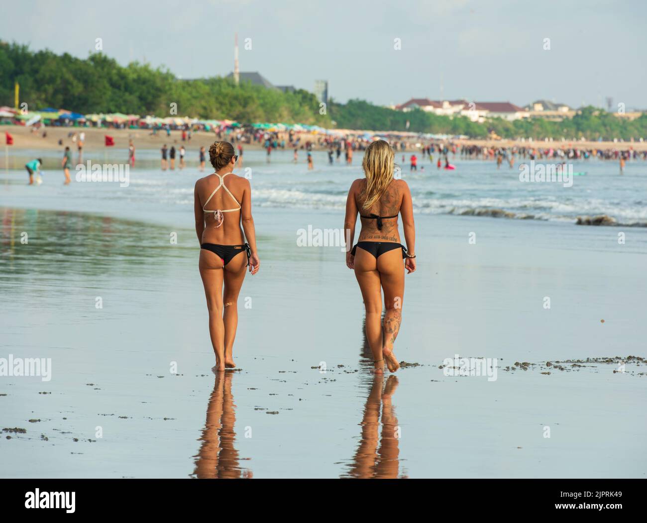 Kuta est une plage qui attire assez bien les visiteurs. Une destination de voyage importante dans le monde pour le surf. Les touristes marchent sur la plage. Banque D'Images