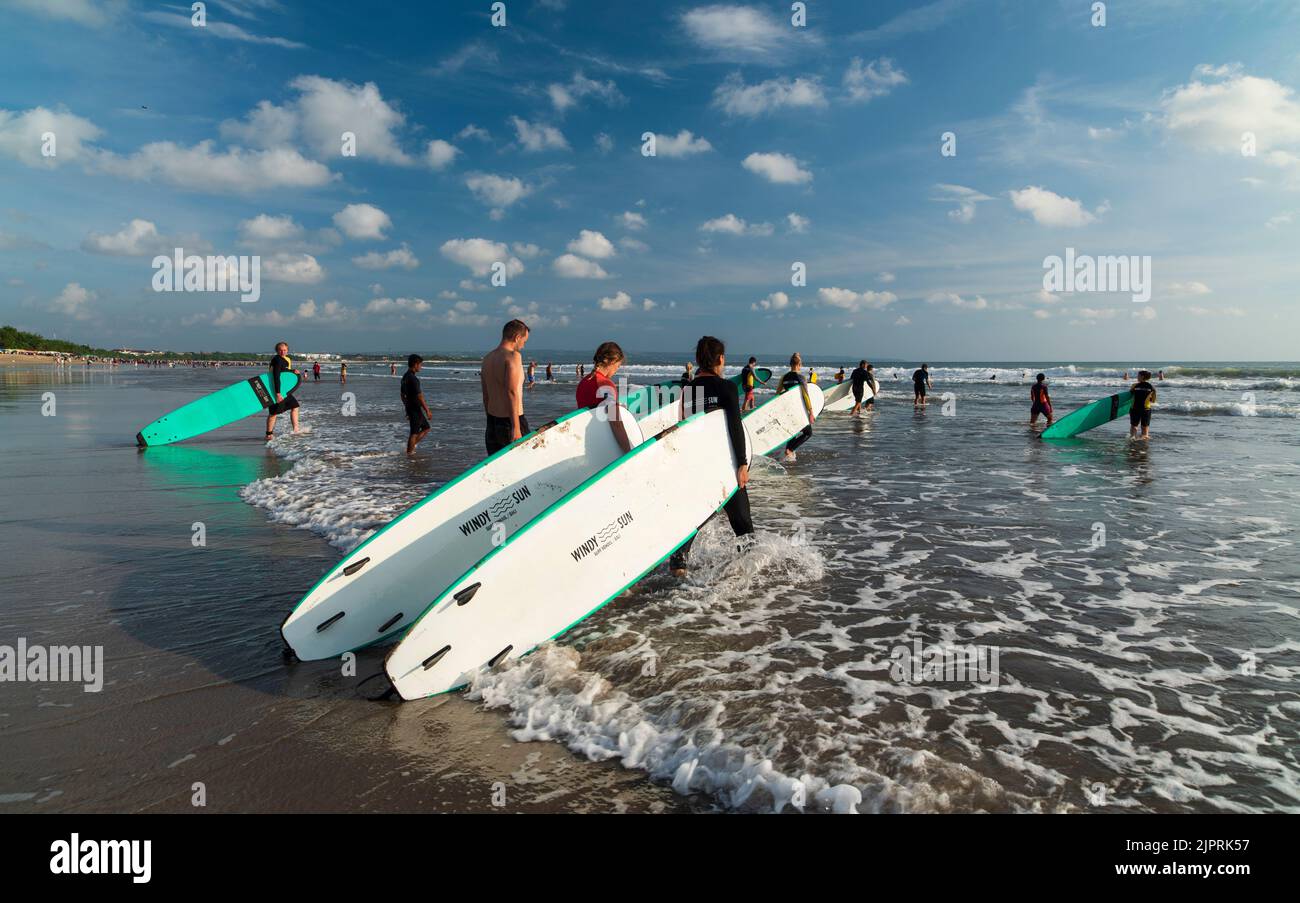 BALI - INDONÉSIE . 14 MAI 2017. Surfeurs sur leur chemin vers la mer. Kuta Beach est une destination de voyage importante dans le monde pour le sport de forf. Banque D'Images
