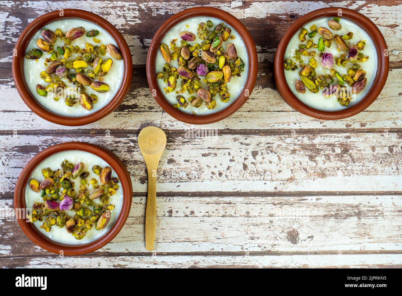 Riz au lait dans un bol à poterie, poser à plat, copier l'espace. Banque D'Images