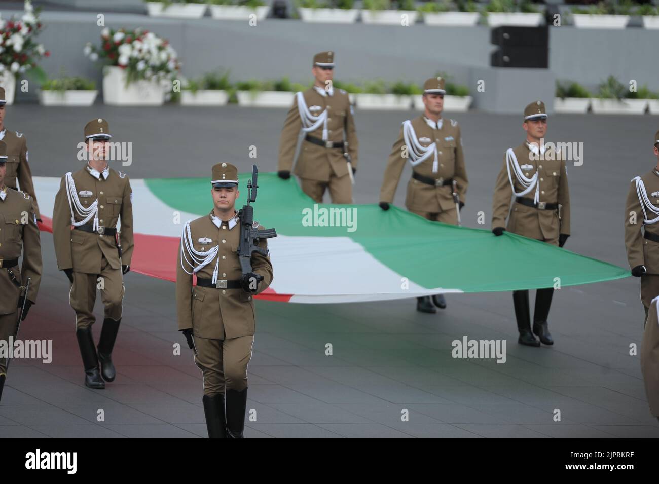 Budapest, Hongrie, 20th août 2022, levée cérémoniale du drapeau hongrois sur la place Kossuth Lajos à l'occasion du 939th anniversaire du financement de la Hongrie chrétienne, Balint Szentgallay / Alamy Live News Banque D'Images