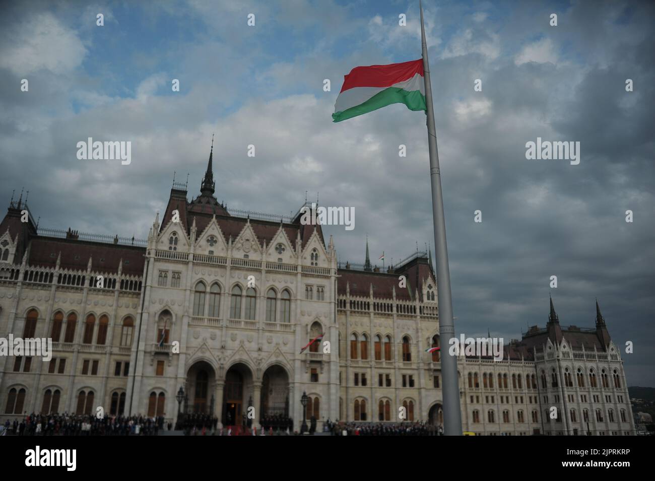 Budapest, Hongrie, 20th août 2022, levée cérémoniale du drapeau hongrois sur la place Kossuth Lajos à l'occasion du 939th anniversaire du financement de la Hongrie chrétienne, Balint Szentgallay / Alamy Live News Banque D'Images