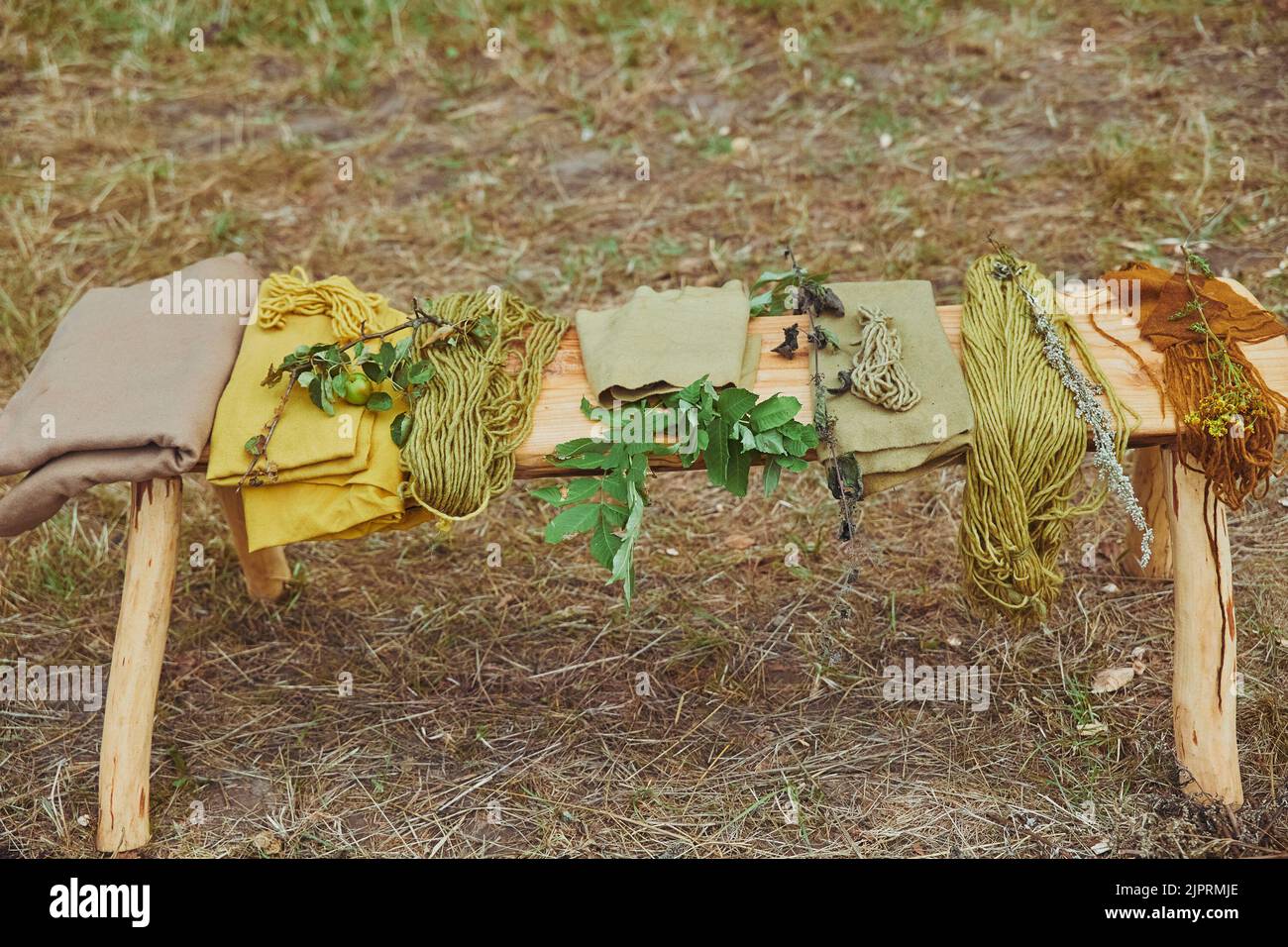 Plantes à faire bouillir et teindre les vêtements anciens dans différentes couleurs Banque D'Images