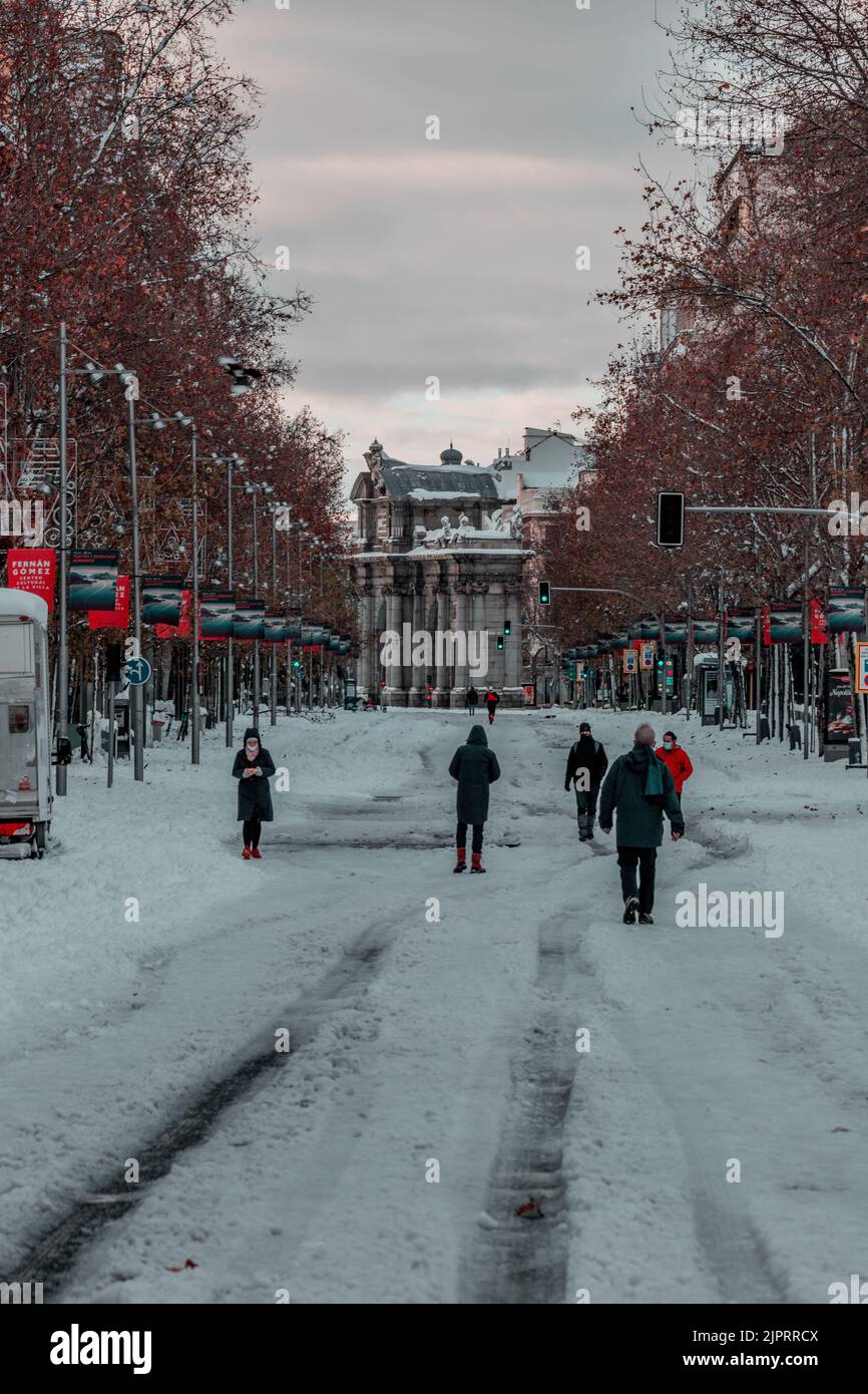 Une photo verticale de la rue Serrano de Madrid pleine de neige et de gens Banque D'Images