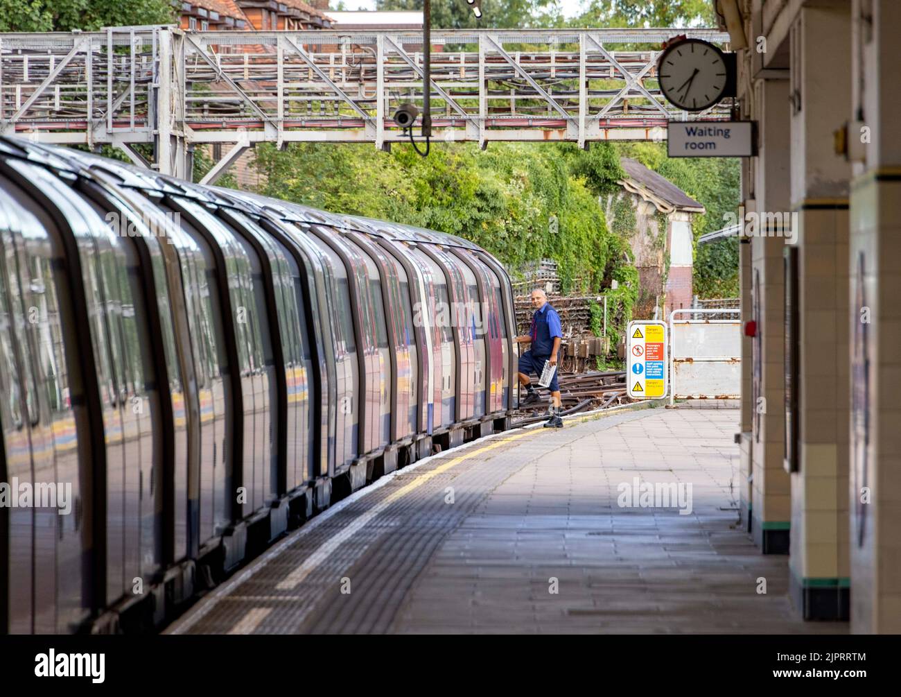 le pic montre: 19.8.22 chauffeur de métro s'amnce à l'avant du train pour le ramener vers le nord et pas plus loin dans Londres à la gare East Finchley Banque D'Images