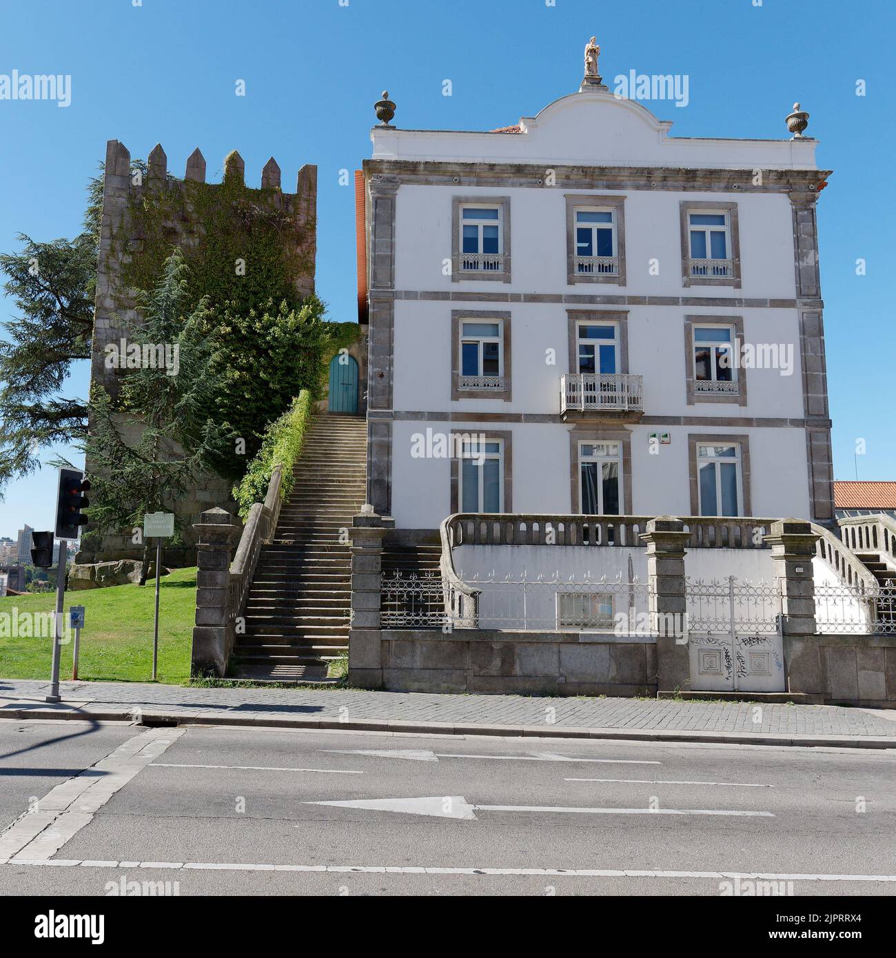 Bâtiment avec une façade blanche et des marches menant à une tourelle attachée au bâtiment principal. Banque D'Images