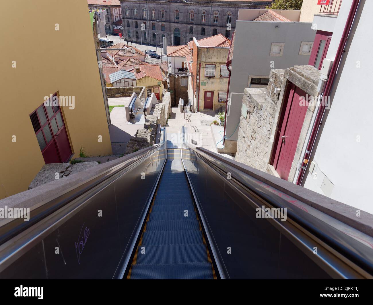 Escaliers roulants extérieurs à Porto, Portugal pour aider les piétons avec la nature vallonnée de la ville. Banque D'Images
