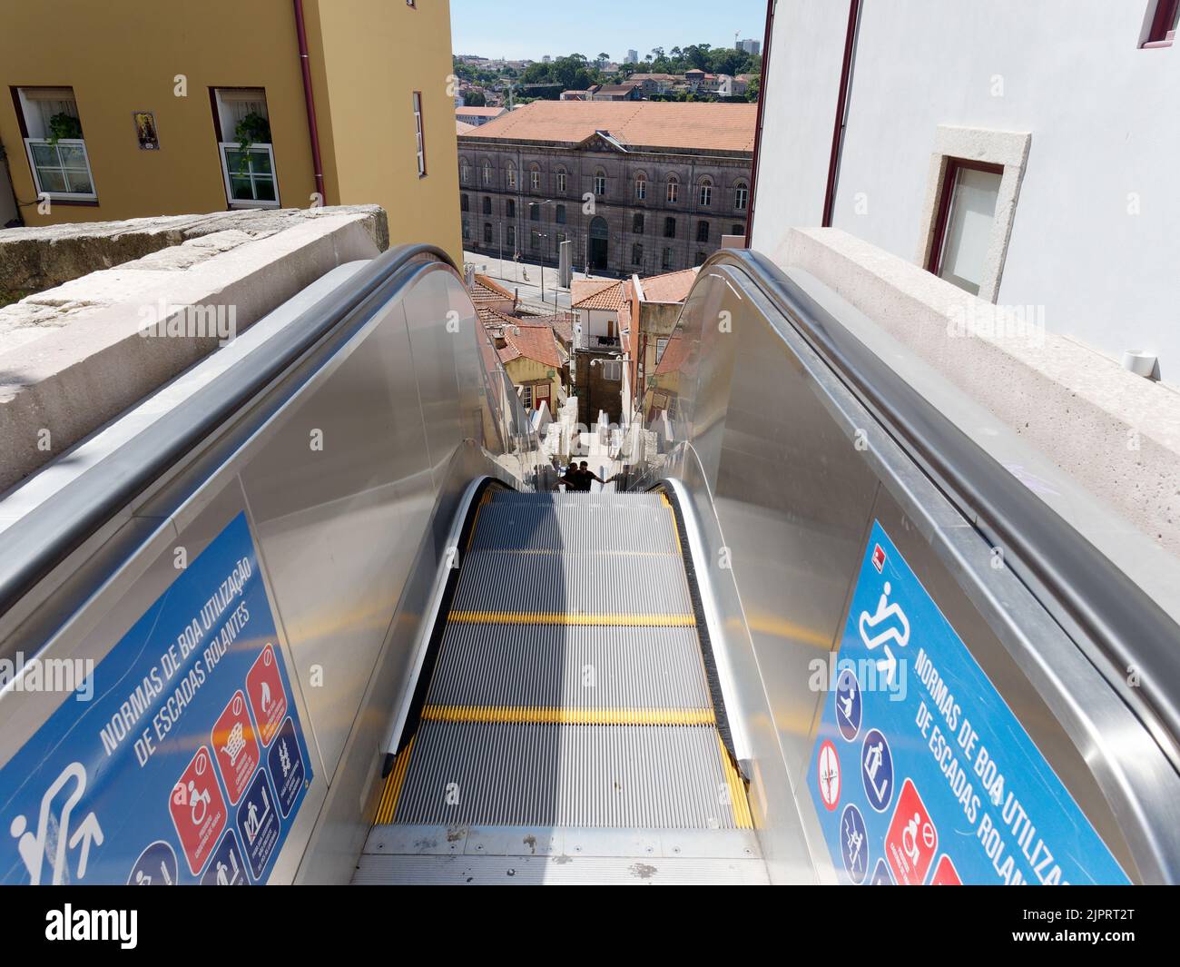 Escaliers roulants extérieurs à Porto, Portugal pour aider les piétons avec la nature vallonnée de la ville. Banque D'Images