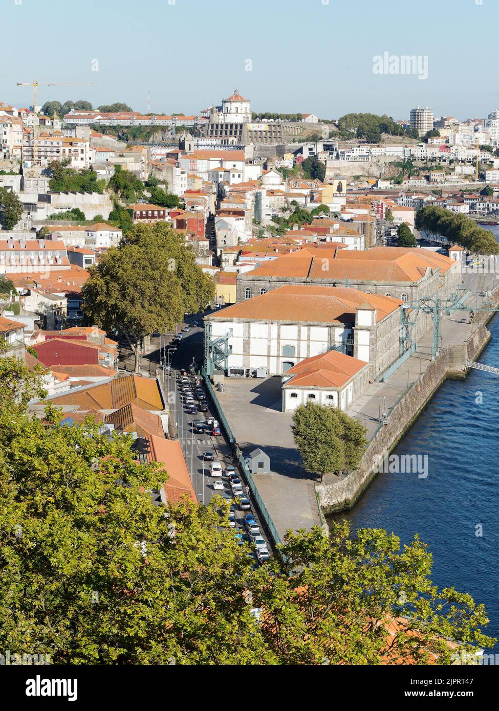 Vue depuis les jardins du Crystal Palace à Porto, Portugal. Avec le fleuve Duoro et le monastère de Serra do Pilar dans le centre loin. Banque D'Images