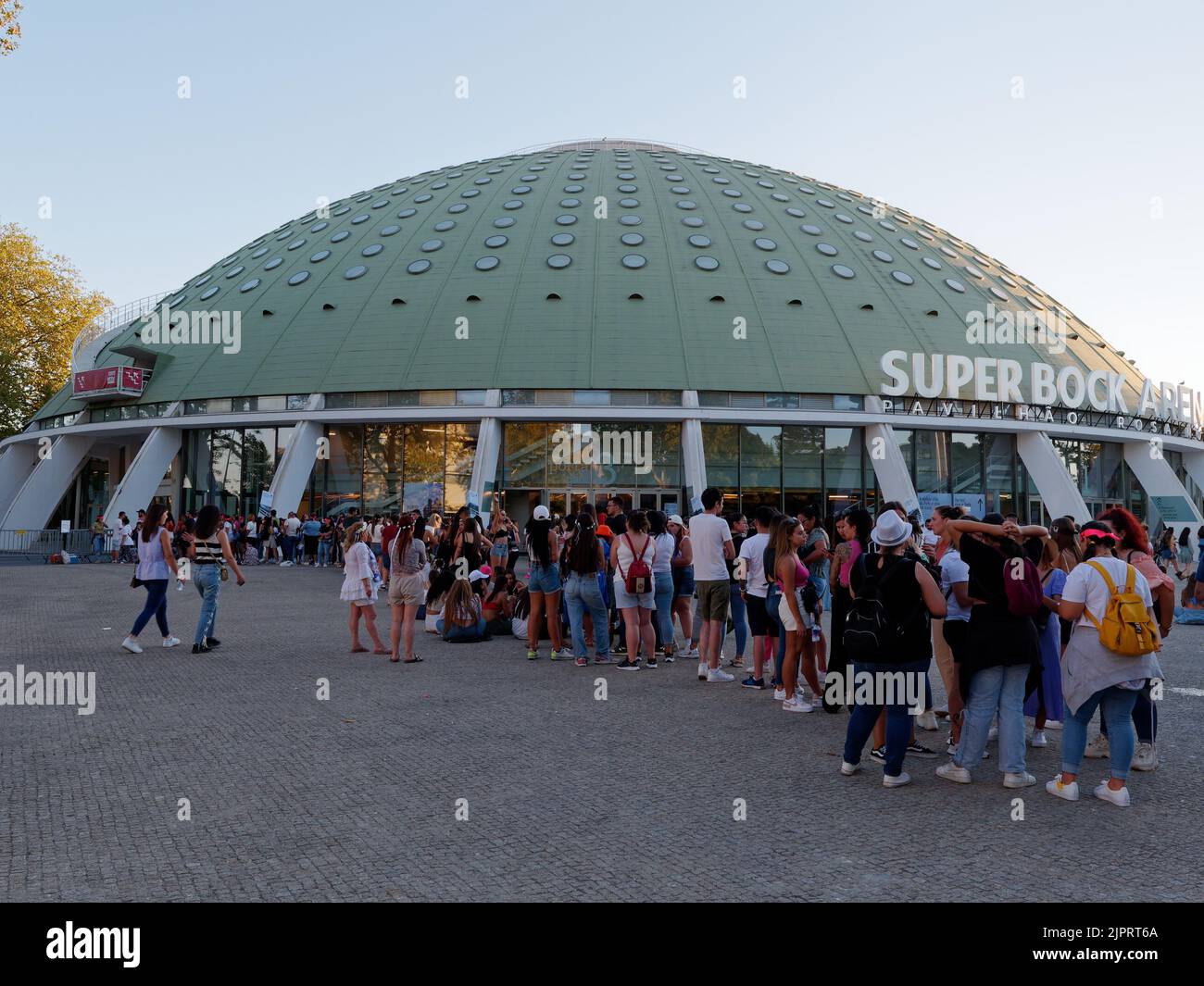 Vous attendent devant le Super Bock Arena (Rosa Mota Pavilion) dans les jardins du Crystal Palace (Jardins do Palácio de Cristal), Porto, Portugal. Banque D'Images