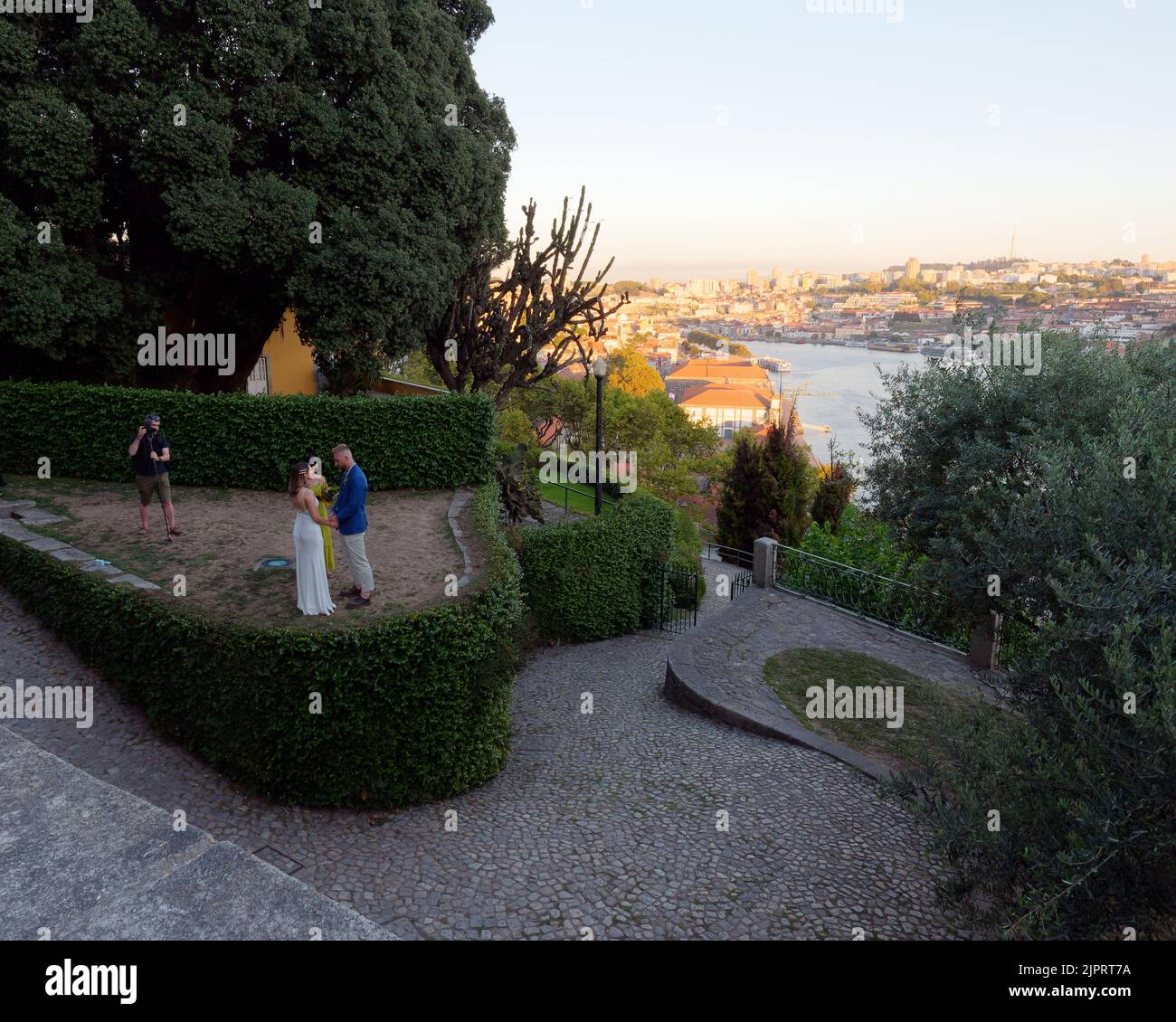 Mariage et vue sur Porto depuis Crystal Palace Gardens (Jardins do Palácio de Cristal) Portugal. Banque D'Images