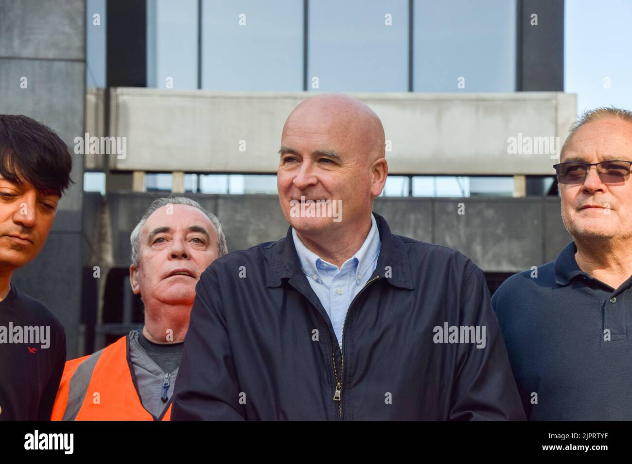 Londres, Royaume-Uni. 20th août 2022. le secrétaire général du RMT Mick Lynch rejoint la ligne de piquetage à l'extérieur de la gare d'Euston alors que les grèves ferroviaires frappent le Royaume-Uni. Les travailleurs du rail et les membres du syndicat ont organisé d'autres présentations sur la paie. Credit: Vuk Valcic/Alamy Live News Banque D'Images
