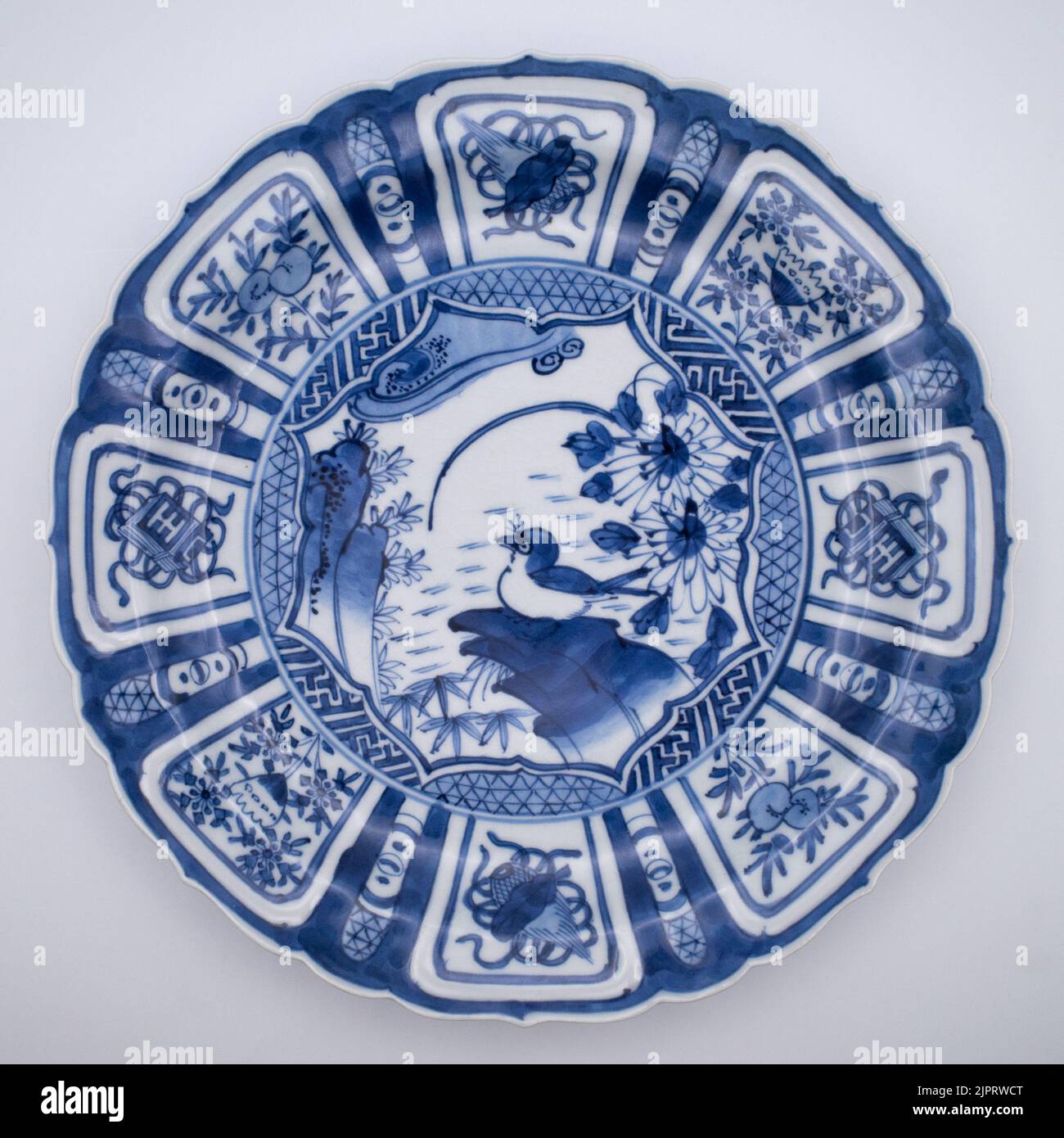 Plat, plat peu profond - Bleu et blanc, fuyo-de - porcelaine - oiseau - Antique Japanese Kraak style plat en porcelaine avec bordure festonnée - Japon - période Edo Banque D'Images