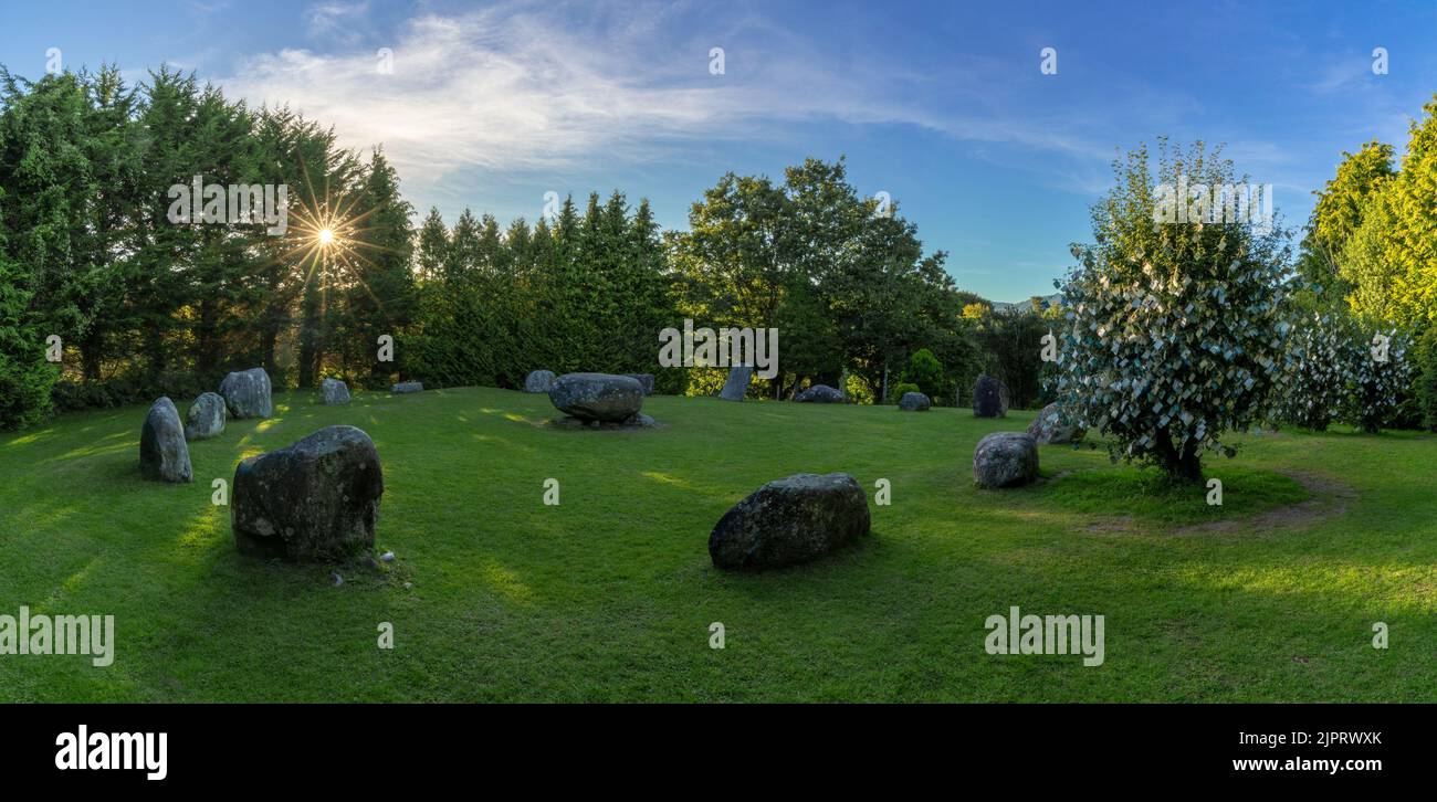 Kenmare, Irlande - 9 août, 2022: paysage panoramique des pierres sur pied de Kenmare et arbre de souhaits dans la lumière chaude du soir avec un coup de soleil Banque D'Images