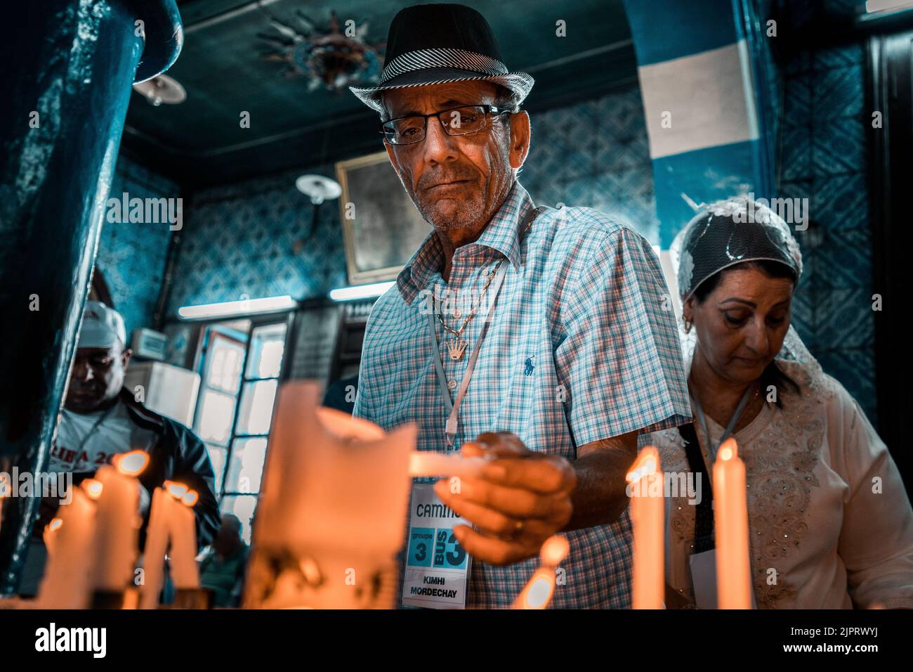 Un homme allume une bougie à la synagogue El Ghriba à Djerba, Tunisie, pendant le pèlerinage Banque D'Images