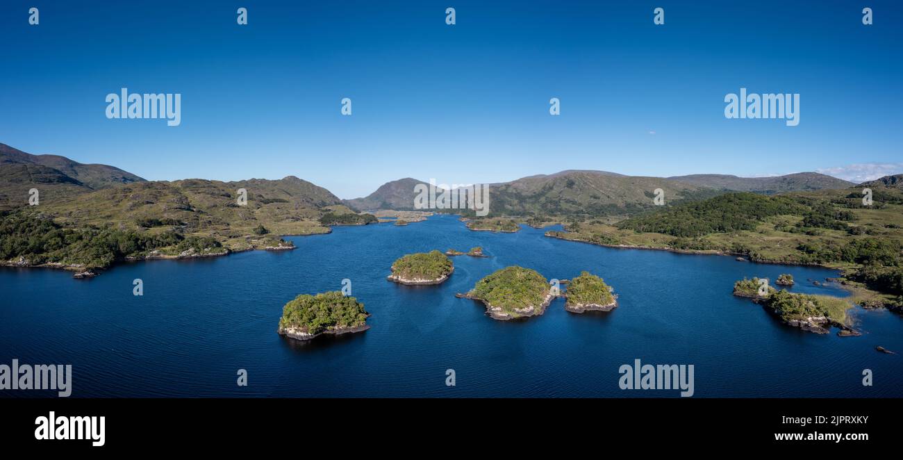 Paysage panoramique du lac supérieur et des montagnes Purple dans le parc national de Killarney Banque D'Images