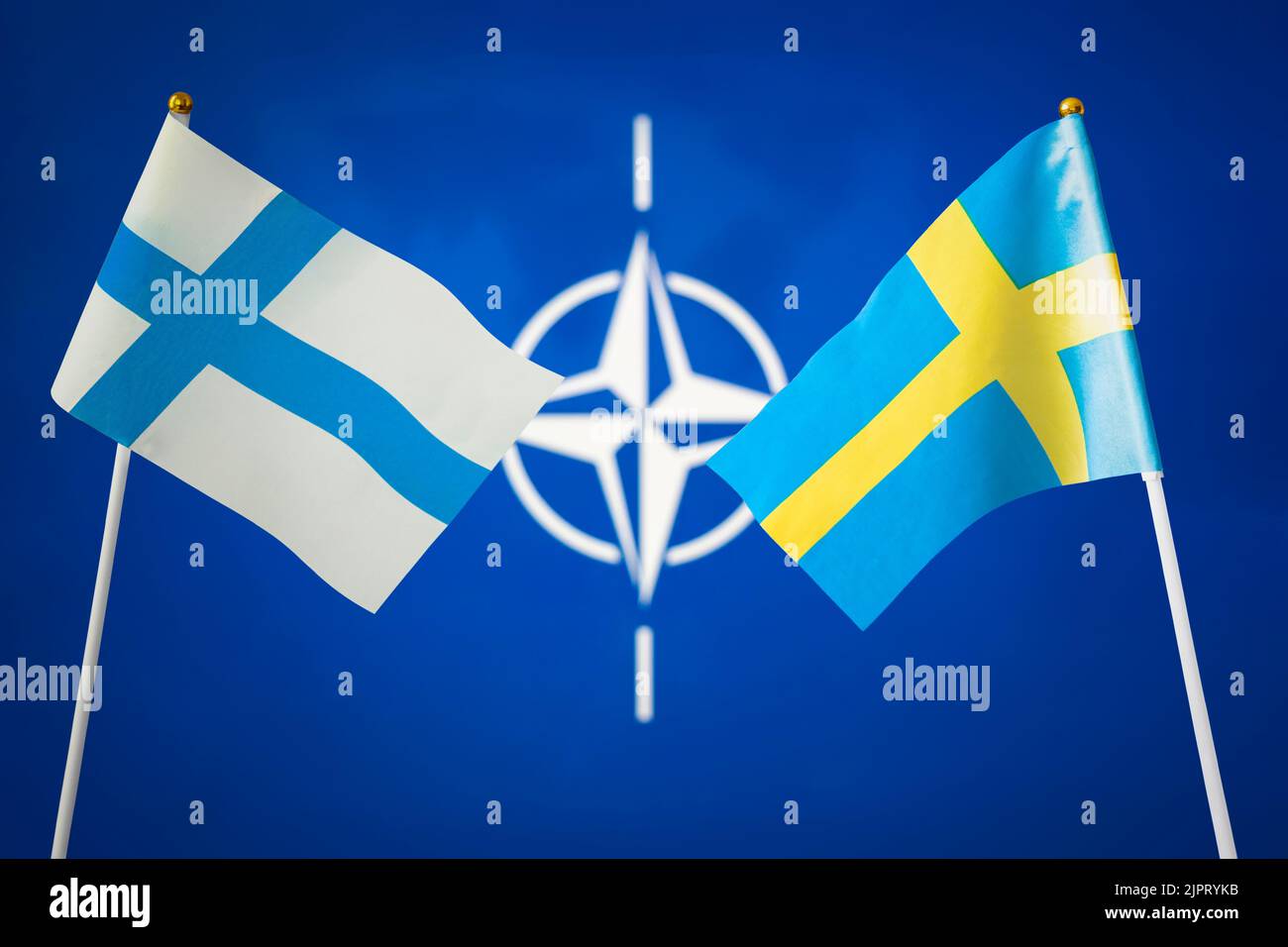 Drapeaux de la Finlande et de la Suède sur le fond du symbole, du concept, du Sommet des pays de l'Alliance et de la discussion sur l'adhésion des deux pays membres Banque D'Images