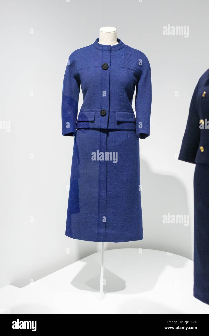 Vue sur une veste de costume exposée dans l'exposition 'Balenciaga Character' au musée Cristobal Balenciaga de Getaria, Gipuzkoa. Cette exposition expose 90 pièces réparties sur cinq salles dans lesquelles apprécier les silhouettes, les volumes, les tissus et la broderie, et découvrir que le monde intérieur, souvent caché, que la coupe, la technique et la haute couture rend possible. Banque D'Images