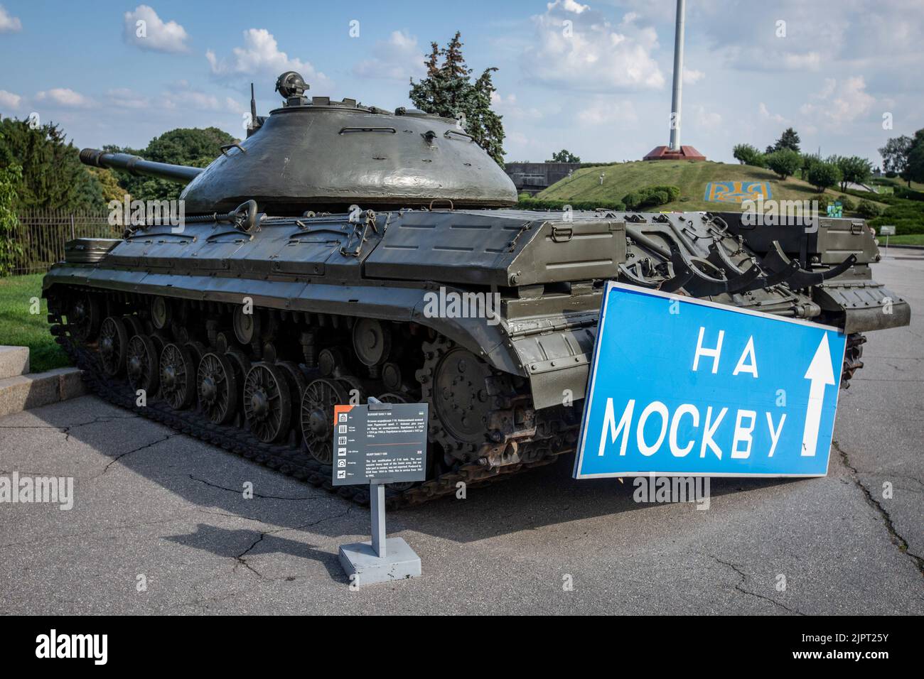 Tank T 10-M avec un panneau 'à Moscou' vu au Musée National de l'Histoire de l'Ukraine à Kiev. Banque D'Images