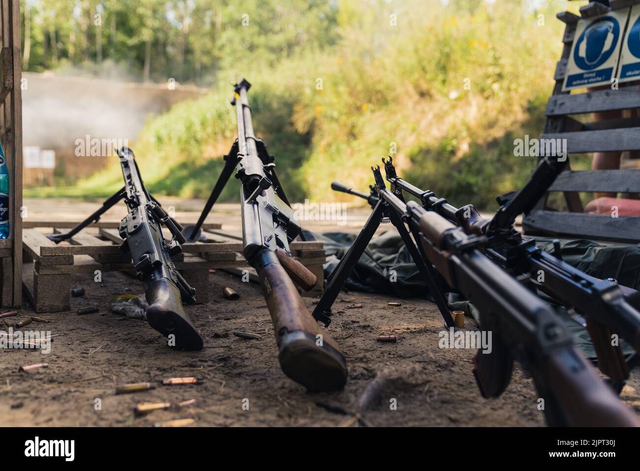 Différentes carabines se posant sur le sol de la portée de tir. Stockage d'équipement militaire. Munitions et armes. Tir horizontal. Photo de haute qualité Banque D'Images