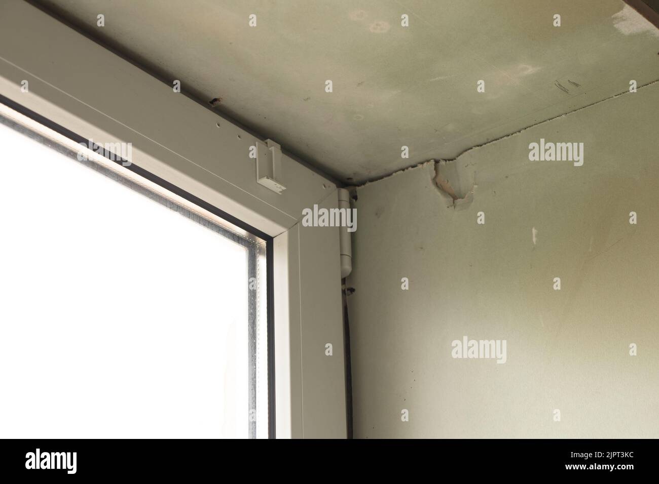 fenêtres avec des pentes de placoplâtre, humidité et champignon, appartement sans réparation Banque D'Images