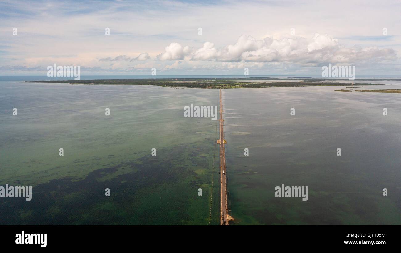 Vue aérienne de la route et des ponts entre les îles. Sri Lanka.Jaffna. Banque D'Images