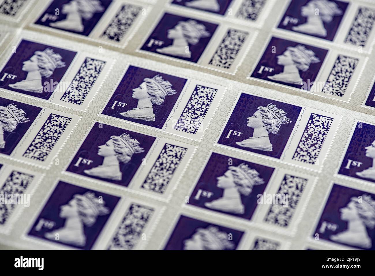 Royal Mail considère que la nouvelle fonctionnalité de code-barres permettra « d'introduire des fonctions de sécurité supplémentaires et ouvrira la voie à des services innovants ». Banque D'Images