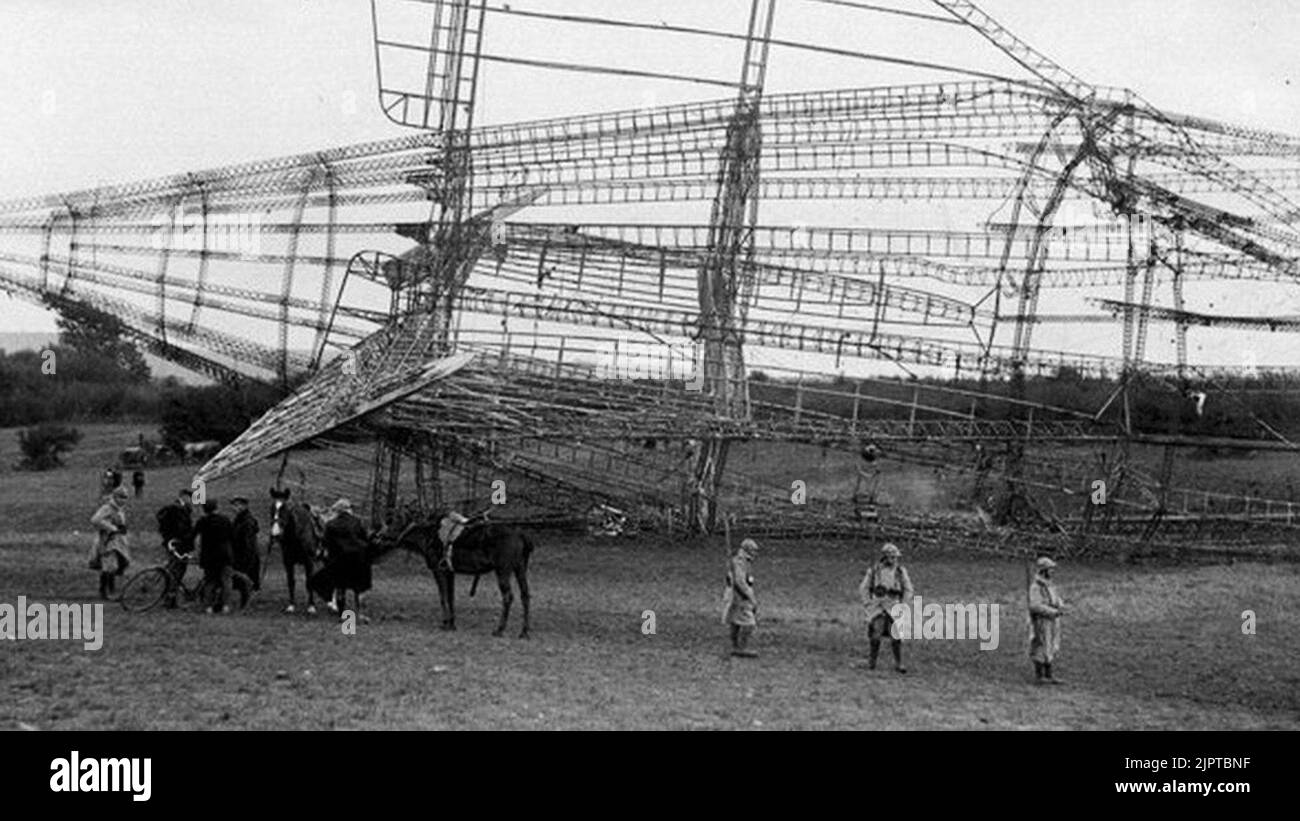 L'épave du Britsh Airship R101, qui s'est écrasé en France lors de son premier vol, tuant 48 personnes. L'accident a entraîné la fin du programme britannique de développement des avions. Banque D'Images