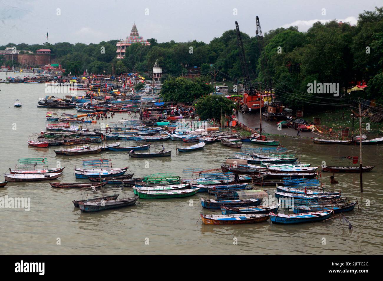 Prayagraj, Inde. 20/08/2022, des bateaux amarrés sur la rive du fleuve Ganga débordant en raison de la pluie de Monsoon à Prayagraj, Inde. Credit: Anil Shakya / Alamy Live News Banque D'Images