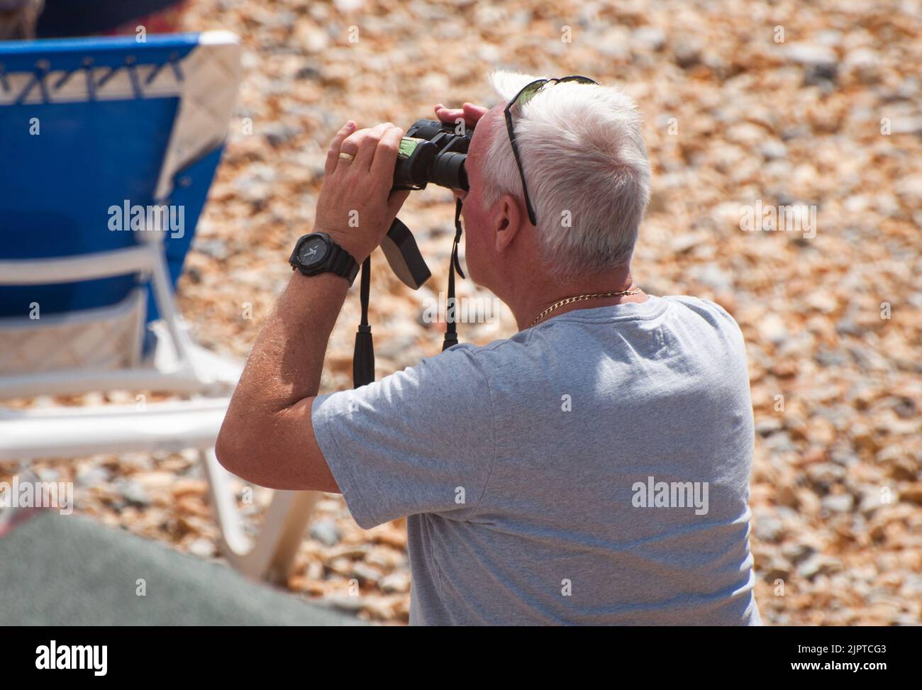 Eastbourne, East Sussex, Royaume-Uni, 20 septembre 2022. Un homme regarde à travers des jumelles pendant qu'il regarde un spectacle au Eastbourne Airshow annuel, l'un des plus grands événements libres de ce genre dans le pays. De nombreux avions ont pris l'avion, dont Spitfires, l'équipe des flèches rouges, le vol commémoratif de la bataille d'Angleterre et bien d'autres. Banque D'Images