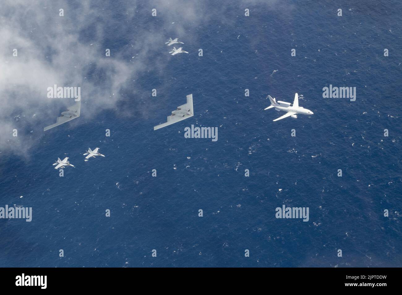 Australie. 20th août 2022. Au cours d'une mission de la Force aérienne américaine, deux esprits de la Force aérienne américaine B-2 s'envolent le long de quatre growlers de la Royal Australian Air Force EA-18G et d'un Wedggeail de la RAAF E-7A sur la côte est de l'Australie, sur 4 août 2022. Les missions de formation bilatérales améliorent la préparation conjointe et multilatérale, permettant au Commandement Indo-Pacifique des États-Unis de réagir à toute crise potentielle dans la région aux côtés des alliés et des partenaires en faveur d'une Indo-Pacifique libre et ouverte. Photo par Lt. Cmdr. Andrew Bishline/États-Unis Marine/UPI Credit: UPI/Alay Live News Banque D'Images