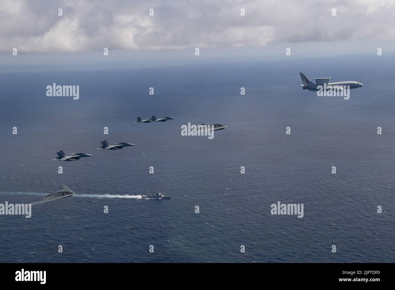 Au cours d'une mission de la Force opérationnelle des bombardiers, deux esprits de la Force aérienne américaine B-2 s'envolent le long de quatre croissances de la Royal Australian Air Force EA-18G et d'un Wedgetail de la RAAF E-7A, tandis que le destroyer de missiles guidés HMAS Brisbane (III) de la Royal Australian Navy Hobart Class navigue sur la côte est de l'Australie, sur 4 août 2022. Les missions de formation bilatérales améliorent la préparation conjointe et multilatérale, permettant au Commandement Indo-Pacifique des États-Unis de réagir à toute crise potentielle dans la région aux côtés des alliés et des partenaires en faveur d'une Indo-Pacifique libre et ouverte. Photo par Lt. Cmdr. Andrew Bishline/États-Unis Marine/UPI Banque D'Images