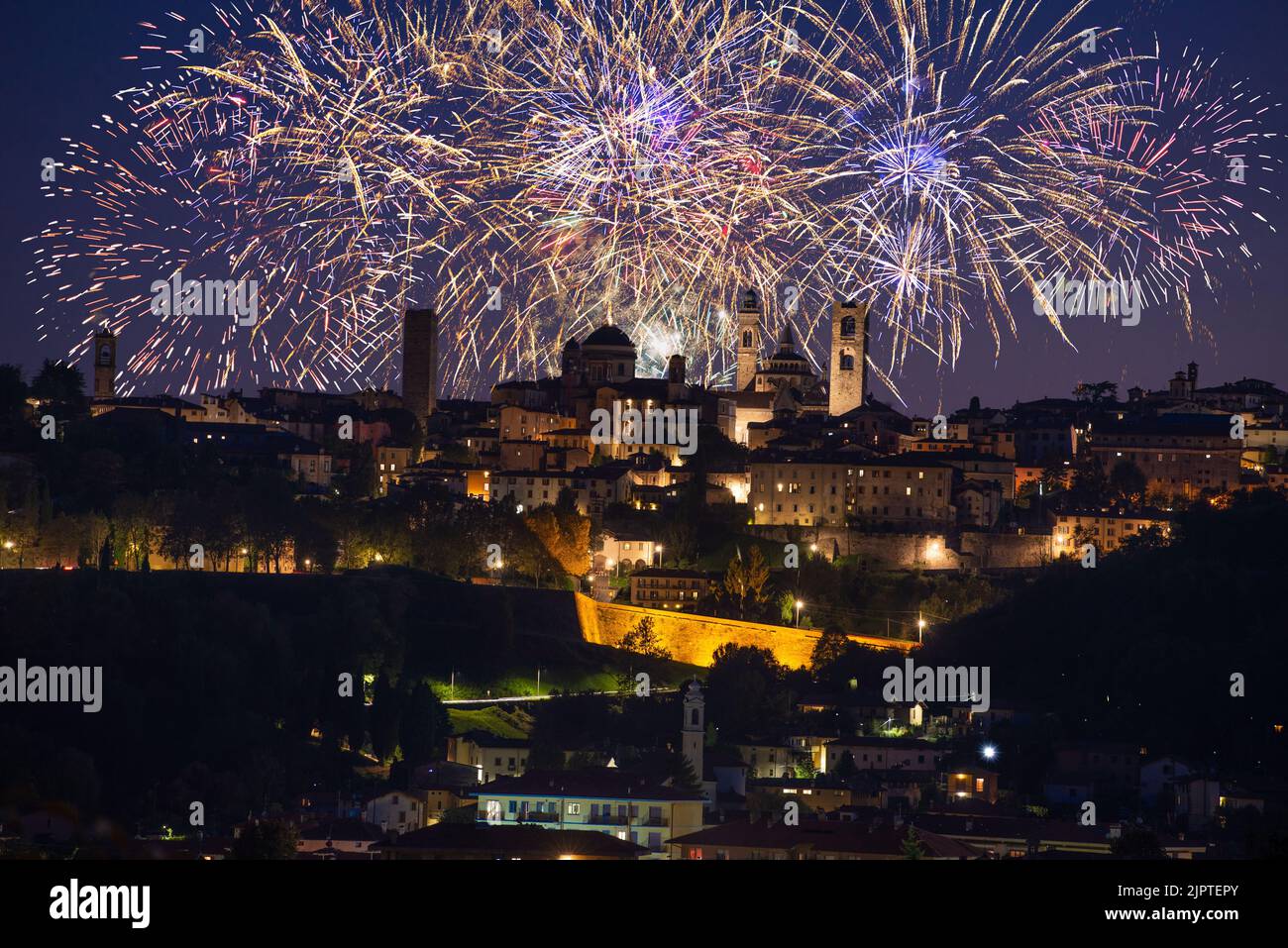 Feux d'artifice pour l'anniversaire de sant Allessandro à Bergame Banque D'Images