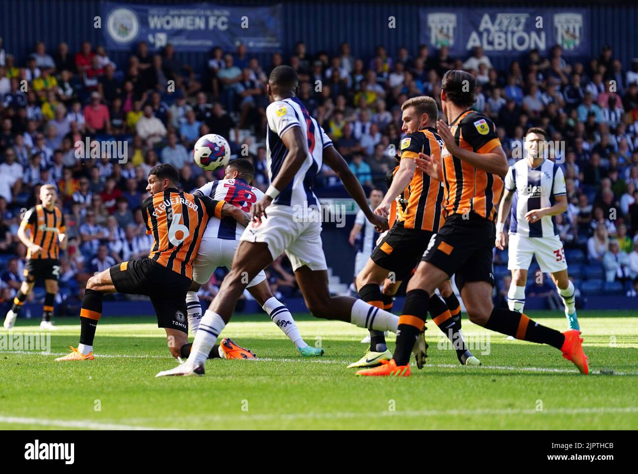 Le Callum Elder de Hull City marque un but de don à West Bromwich Albion pendant le match du championnat Sky Bet aux Hawthorns, West Bromwich. Date de la photo: Samedi 20 août 2022. Banque D'Images