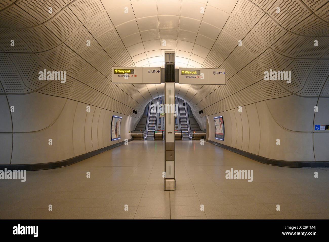 Gare de Farringdon Elizabeth Line avec panneau Banque D'Images